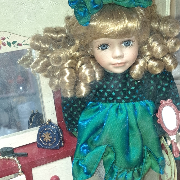 Collectors choice Porcelain doll - Picture 4 of 7